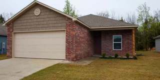 4-Bedroom, 2-Bathroom West Fayetteville Home with fenced in backyard and 2x car garage - Available August 1st! Gallery 1