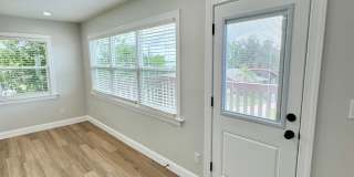 Downtown Clermont - Beautifully Renovated 2-Bed/1-Bath Upstairs Unit with Stunning Lake Minneola Views- Gallery 29