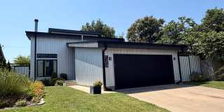 Contemporary 2 bedroom, 2.5 bath home in the heart of Route 66. Gallery 1