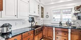 Beautiful 2 bedroom/ 2 bathroom apartment located right on Historic Main Street in St. Charles. Beautiful 2 bedroom/ 2 bathroom apartment located right on Historic Main Street in St. Charles. Gallery 9