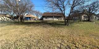 Spacious 3 Bedroom Home with Sunroom & Large Backyard Gallery 6