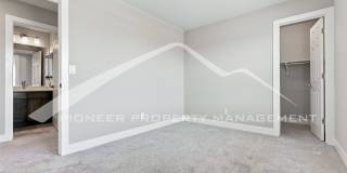 Spacious Townhouse with Central AC and 2-Car Garage Gallery 16