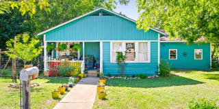 Large 4 Bedroom Home - Large Backyard Large 4 Bedroom Home - Large Backyard Gallery 1