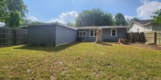 Live in the Heart of Downtown New Braunfels / Covered Front Porch / Carport & Storage / NBISD Gallery 23