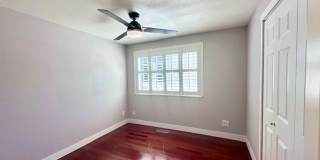 Charming 4 Bedroom Residence with Expansive Yard Gallery 19