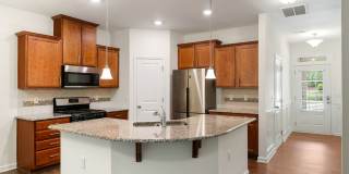 3be / 2.5ba Townhouse with Screened Porch and Community Pool in North Durham Gallery 4