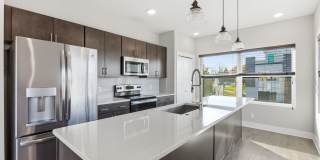 Stylish Midtown townhouse with stunning city views! Gallery 12