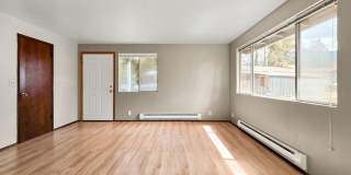 2 Bed, 1 Bath Duplex in Prime Olde Town Issaquah Location with a Yard Gallery 7