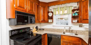 3 BR / 2 BA Sunny renovated Cape Cod within walking distance to Bryan Park Gallery 6