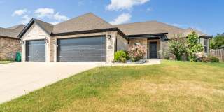 Luxury Living in Bentonville: Modern 4 Bed, 3 Bath Home with Fenced Yard Gallery 1
