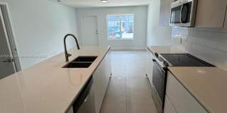 2555 NE 193rd St Gallery 1