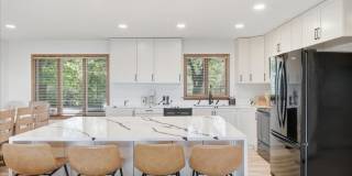 Luxury Lakefront House - Fully Furnished Gallery 5
