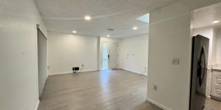 Annual unfurnished nicely renovated 2/2 villa near the Ringling Museum Gallery 7