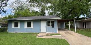 Amazing 3 bedroom/1 bath home with huge kitchen & Central Air/heat Gallery 1