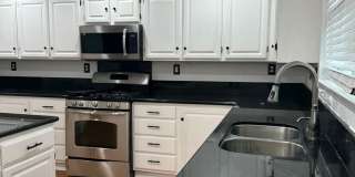 Stunning 3 Bed 3 Bath Duplex in Placentia with Open Floor Plan and Vaulted Ceilings. Gallery 28