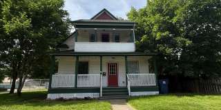 Large 4 Bed House with Fenced Yard Gallery 1