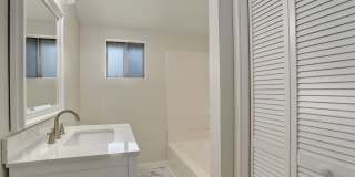 1357 1/2 Chase St Gallery 10