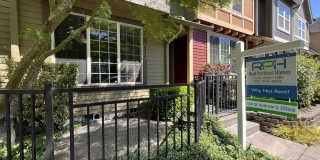 Corner 2 Bed 2.5 Bath Townhome - Garage and Washer/Dryer + Convenient to Nike, Intel and More! Gallery 1