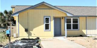 Beautifully updated 1 bedroom apartment within walking distance to the beach! Gallery 29