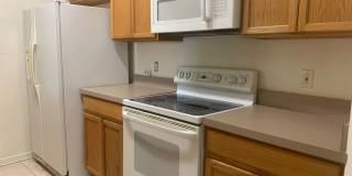 "Move In Special" $250 OFF First Month's Rent - Lovely 3 Bedroom 2 Bath Condo Gallery 6