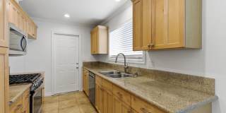 OPEN HOUSE SATURDAY 4/11 - 12PM TO 2PM Sunny and Bright 3 Bedroom End Unit in Yorktown Villas Neighborhood Gallery 11