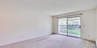Top Floor Unit - Balcony - Elevator Access - Community Pool & Tennis Court Gallery 7