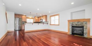 Bright and Spacious Residence with Vaulted Ceilings and Garage Gallery 4