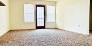 Large 3 Bedroom Apartment, Great Location! Gallery 6