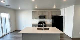 Comfortable and Spacious 4-Bedroom Townhome in Cedar City! Gallery 1