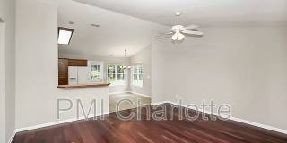 Room in 3 Bedroom Home at Ridge Ave Gallery 12