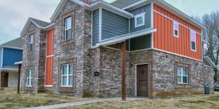 Beautiful 3 bed / 3.5 bath duplex with two car garage - Minutes from U of A! Gallery 1