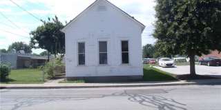 COMMERCIAL PROPERTY! Large showroom!  Great business space with room for whatever you can dream up! Gallery 1