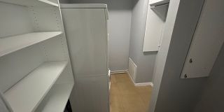 Amazing upstairs unit available, centrally located in Sarasota's best area. Gallery 7