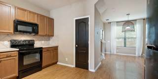 Two Bedroom Townhouse, Great Location! Gallery 12