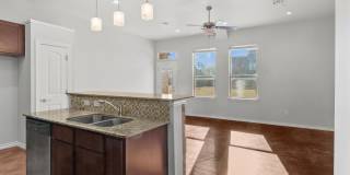 Move in Special! Gorgeous newer 2br 2.5ba Townhome!! Gallery 1