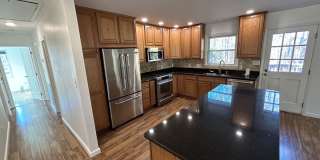 Room in 6 Bedroom Home at Oak Park Rd Gallery 17