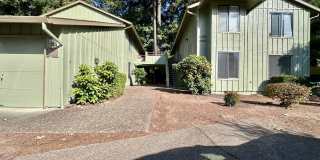 Charming Updated Condo in Tranquil Lake Oswego Setting! MOVE-IN SPECIAL! Gallery 1