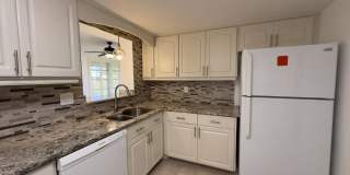 Lakefront 2BR Home in 55+ Leisureville Community Gallery 12