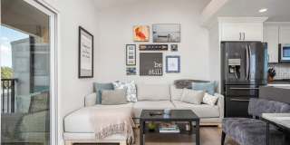 Beautiful 3 bed 2.5 baths "fully furnished" townhouse in the charming neighborhood of University Heights. Gallery 10