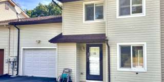SPACIOUS THREE BEDROOM TOWNHOME Gallery 1