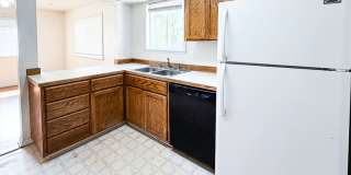 4 Bed/3 Bath Three Story Condo Near Bus Routes and Shopping Gallery 7