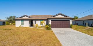 NOW AVAILABLE - 3/2 with 2 Car Garage in Mirror Lakes! Gallery 1