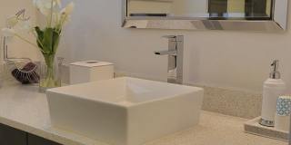 Beautifully renovated 2/2 condo downtown Sarasota with view of Bay! Gallery 26