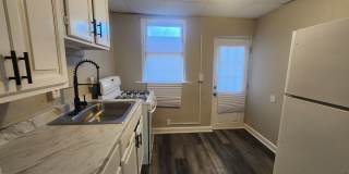 Charming 2 Bedroom Home with Backyard & In-Unit Washer/Dryer Gallery 11