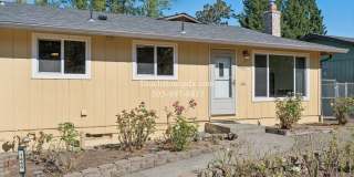 Gladstone 3BD/2BA Home with Large Yard, Shop, & 2 Car Garage Gallery 4
