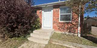 Great 2 Bedroom 1 1/2 Bath Townhouse in Sun Valley! Gallery 1