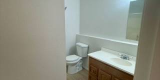 4 Bedroom, 2 Bathroom Duplex - Pet Friendly Gallery 10