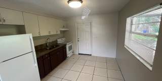 FORT MYERS ** 2 BED-1 BATH UNFURNISHED FIRST FLOOR APARTMENT AVAILABLE FOR A LONG-TERM TENANT ** PET FRIENDLY ** Gallery 3