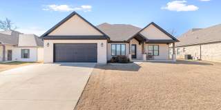 3 Bedrooms Plus an Office  Sun room Gallery 1