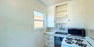 Welcome to your beautiful beach cottage, perfectly situated in Ocean Beach! Gallery 9